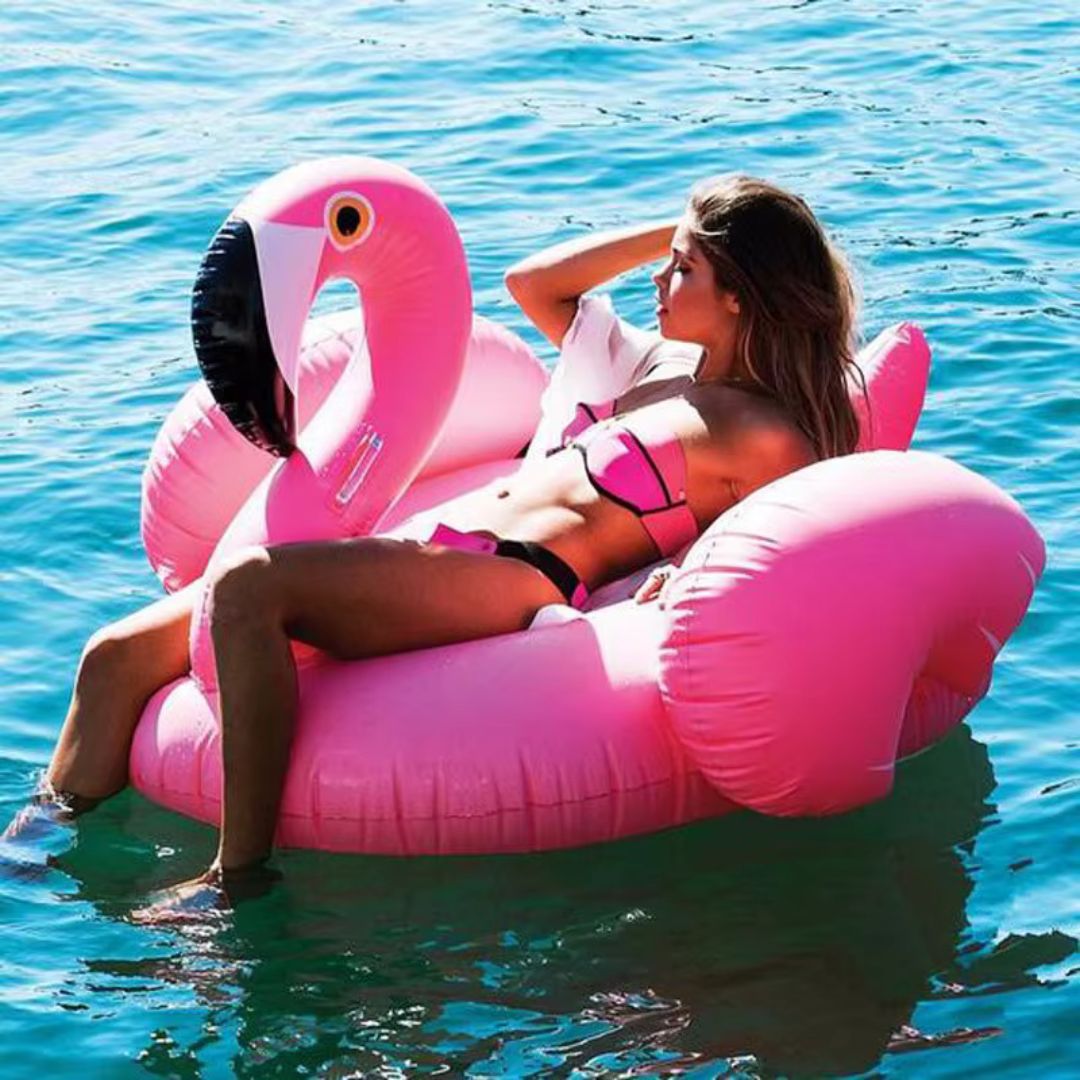 bouee-gonflable-geante-flamant-rose-repos