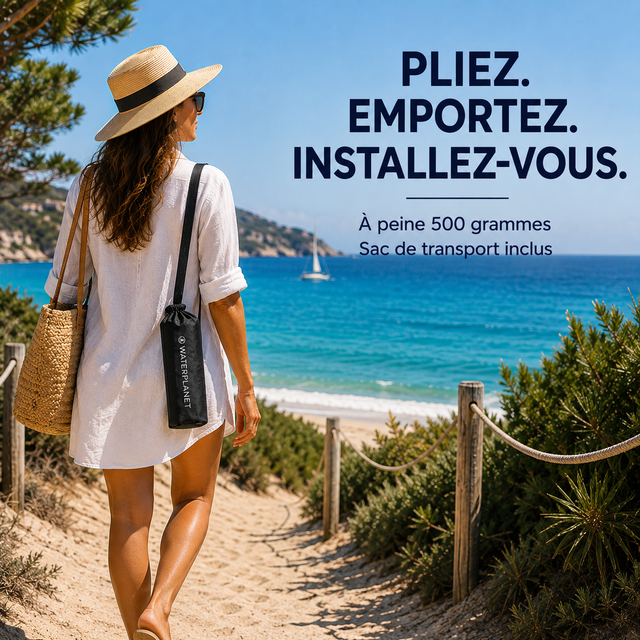 Femme transportant une chaise de plage pliable de 500 g dans son sac compact inclus en direction de la plage.