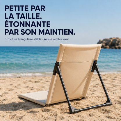 Chaise de plage pliable beige vue de dos avec structure triangulaire stable et assise rembourrée sur le sable.