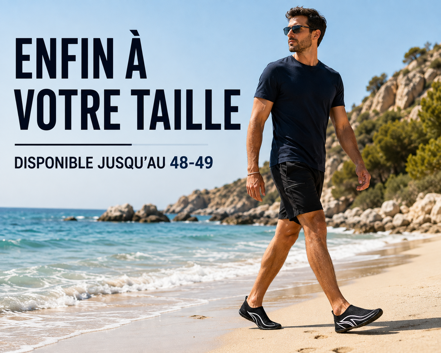 Homme portant des chaussures de plage design noires disponibles en grande pointure jusqu’au 48-49 sur la plage