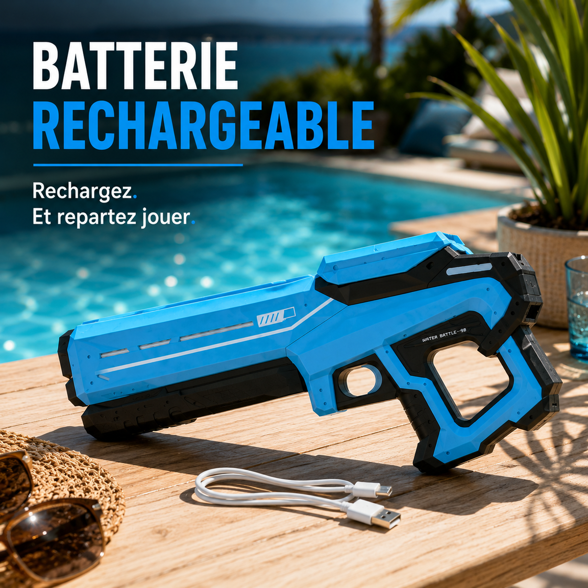 Pistolet à eau électrique bleu avec batterie rechargeable et câble USB, présenté au bord d’une piscine.
