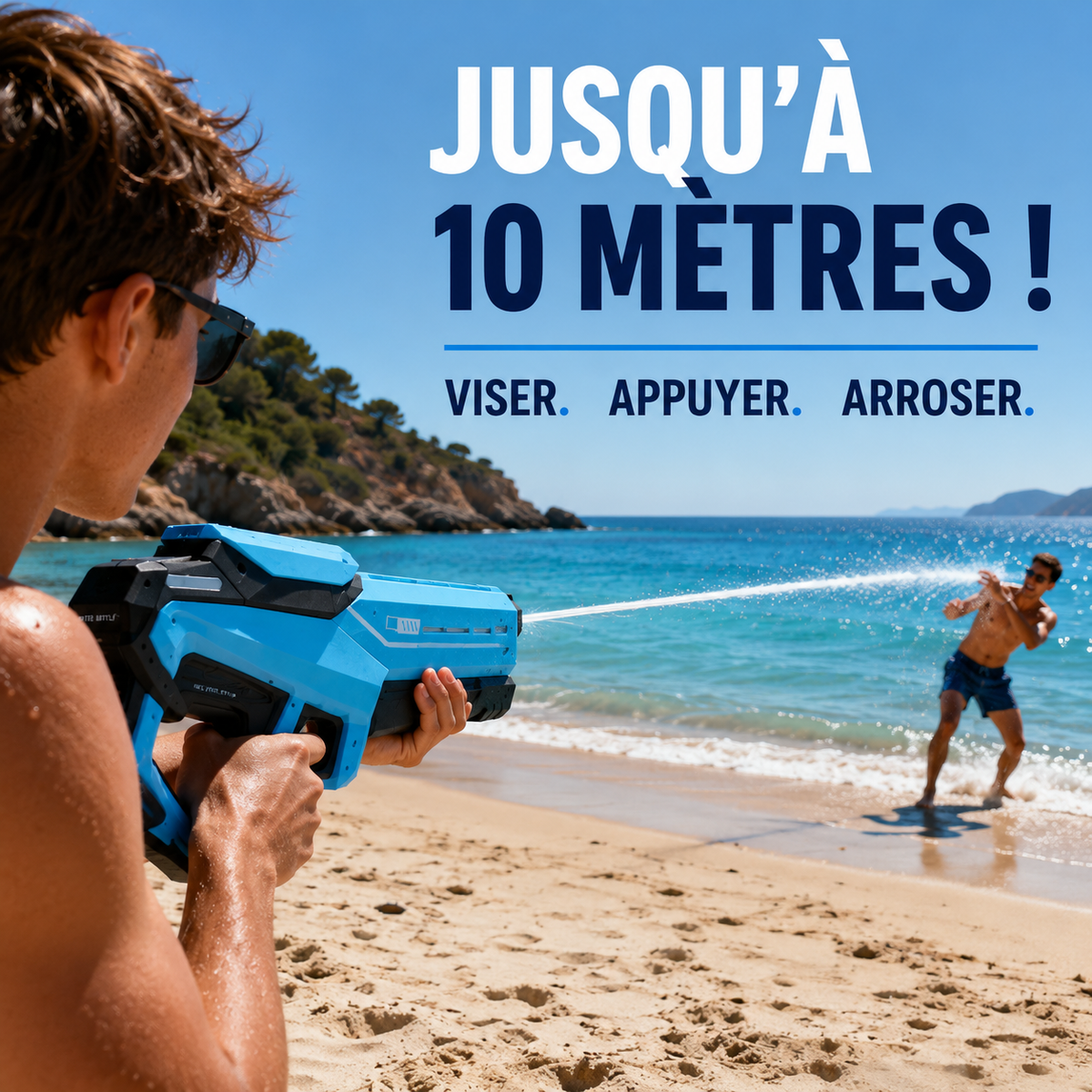 Pistolet à eau électrique bleu avec jet puissant jusqu’à 10 mètres lors d’une bataille d’eau sur la plage.